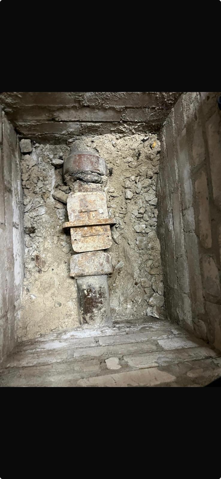 Verschmutzte Reinigungsöffnung vor der Spülung